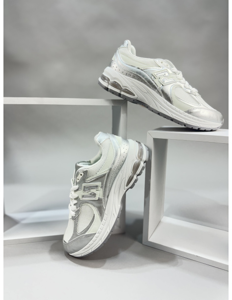ZAPATILLA DEPORTIVA LETRA "N" PLATA