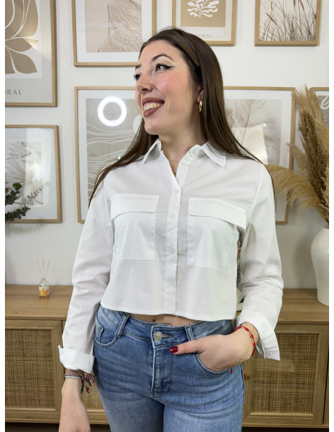 CAMISA BÁSICA CROPPED BOLSILLOS