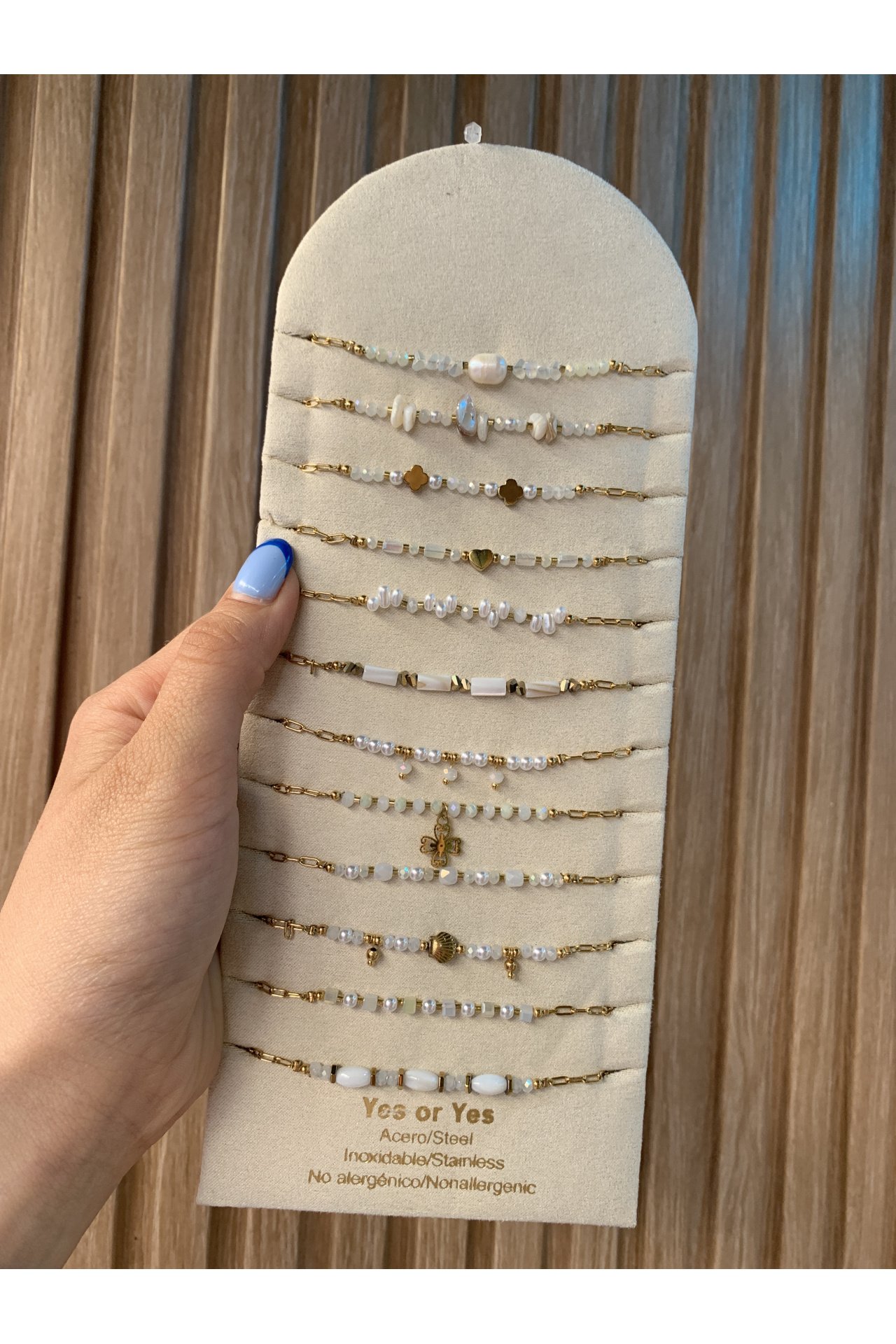 PULSERA BOLITAS Y PIEDRECITAS BLANCAS