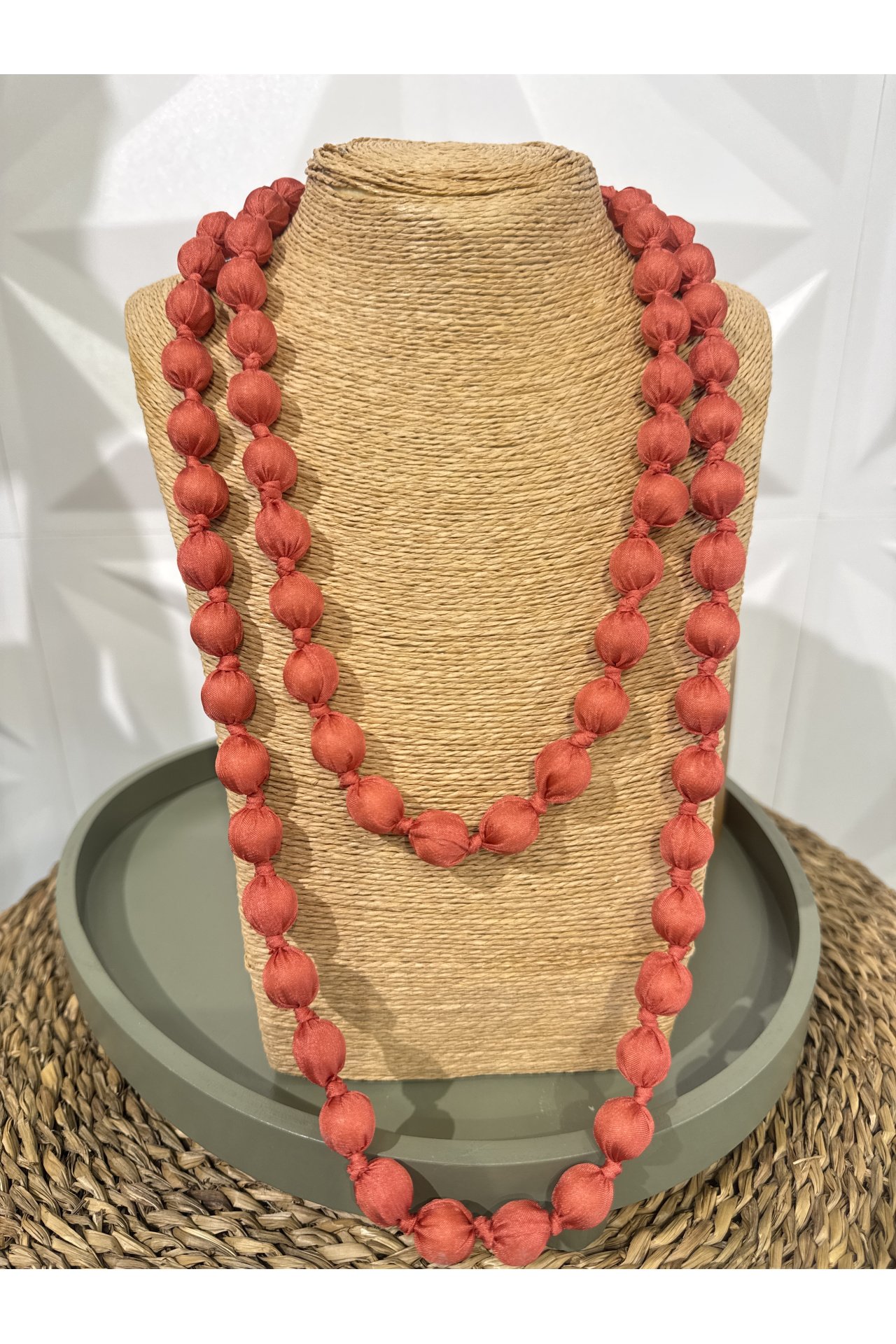 COLLAR BOLITAS NUDOS