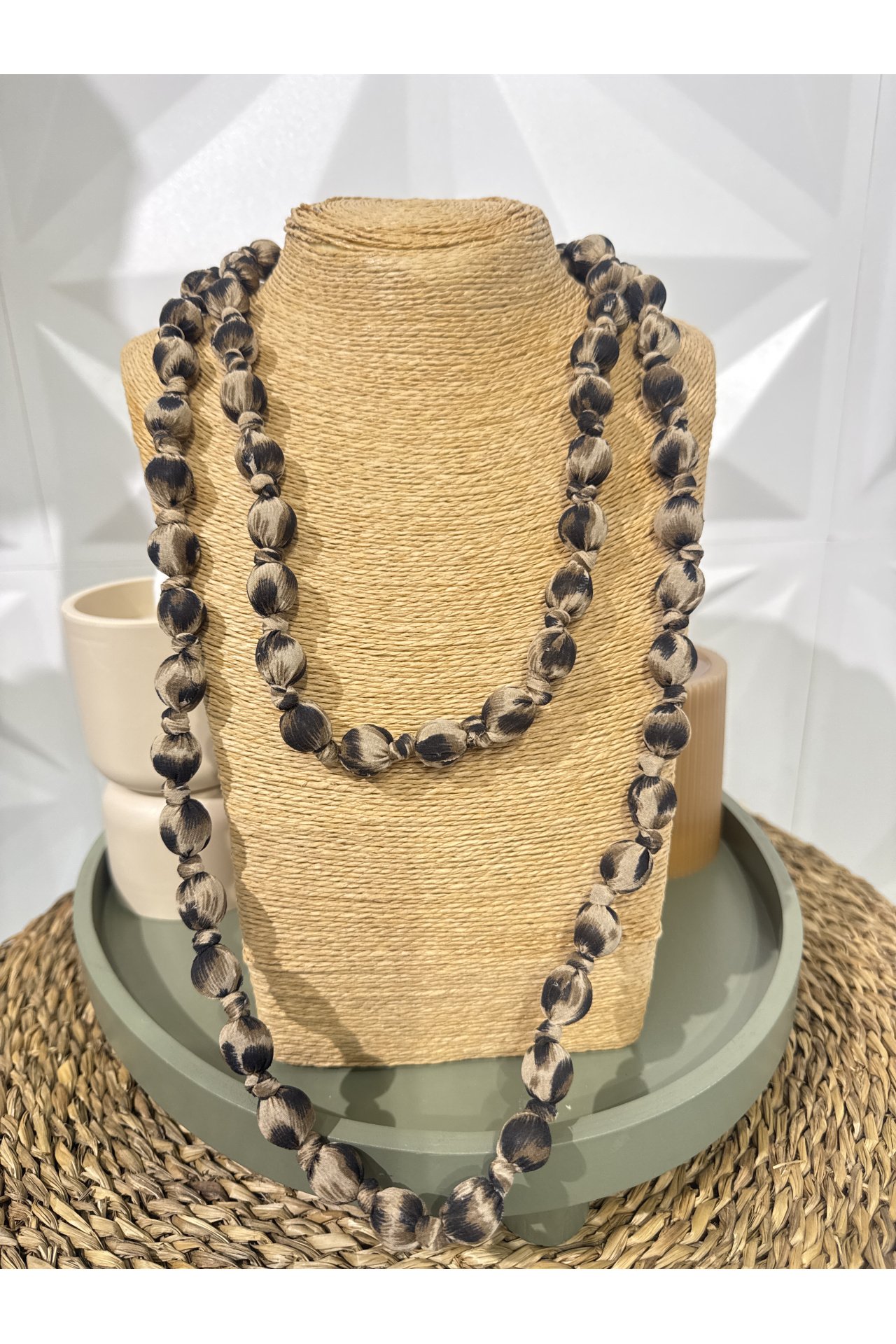 COLLAR LEOPARDO BOLITAS NUDOS