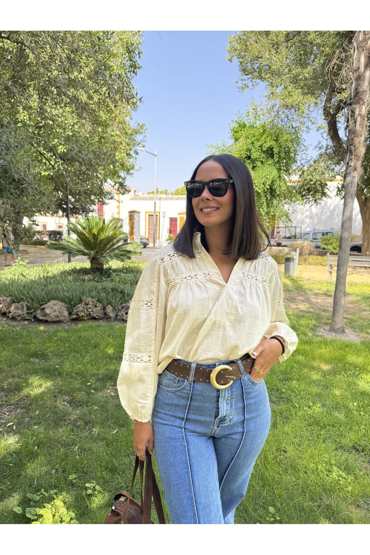 BLUSA BORDADOS PERFORADOS BEIGE