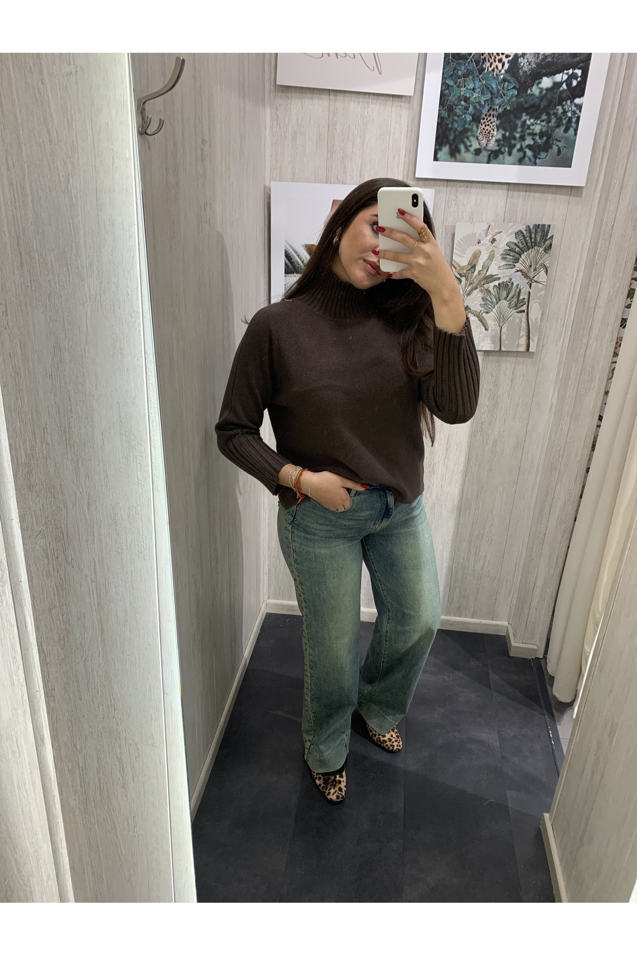 JEANS DESPINTADO TACHUELAS