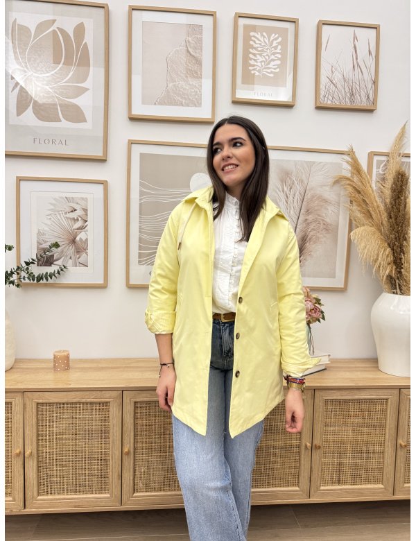 CHAQUETA CORTAVIENTOS BOLSILLOS AMARILLA