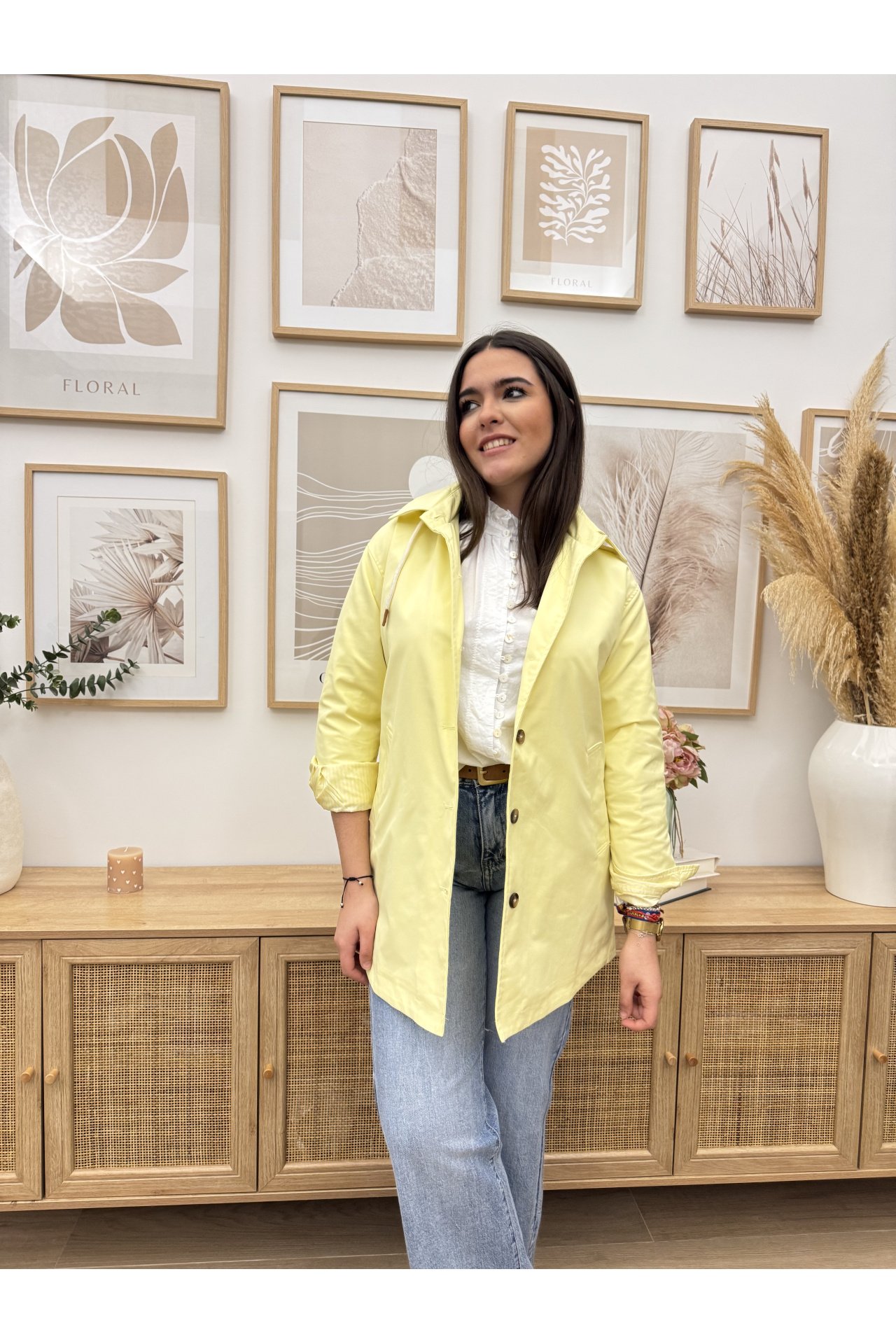 CHAQUETA CORTAVIENTOS BOLSILLOS AMARILLA