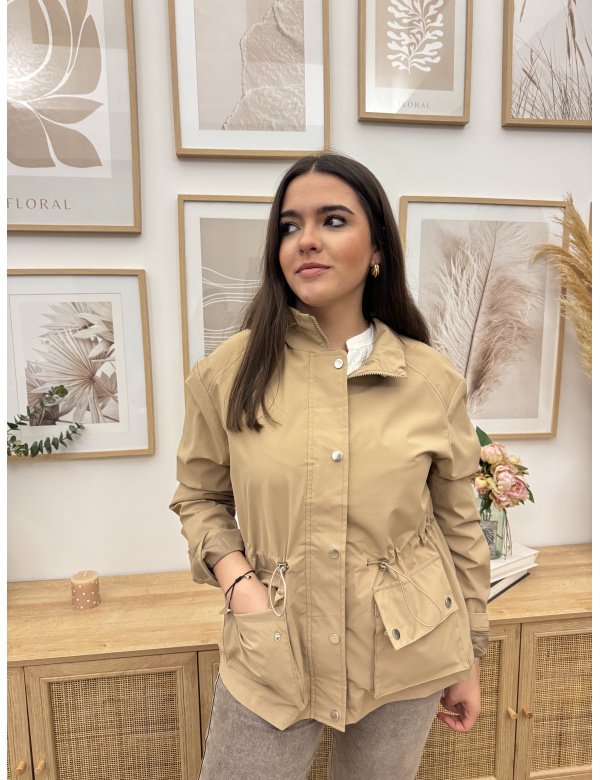 CHAQUETA CORTAVIENTOS BOLSILLOS CAMEL