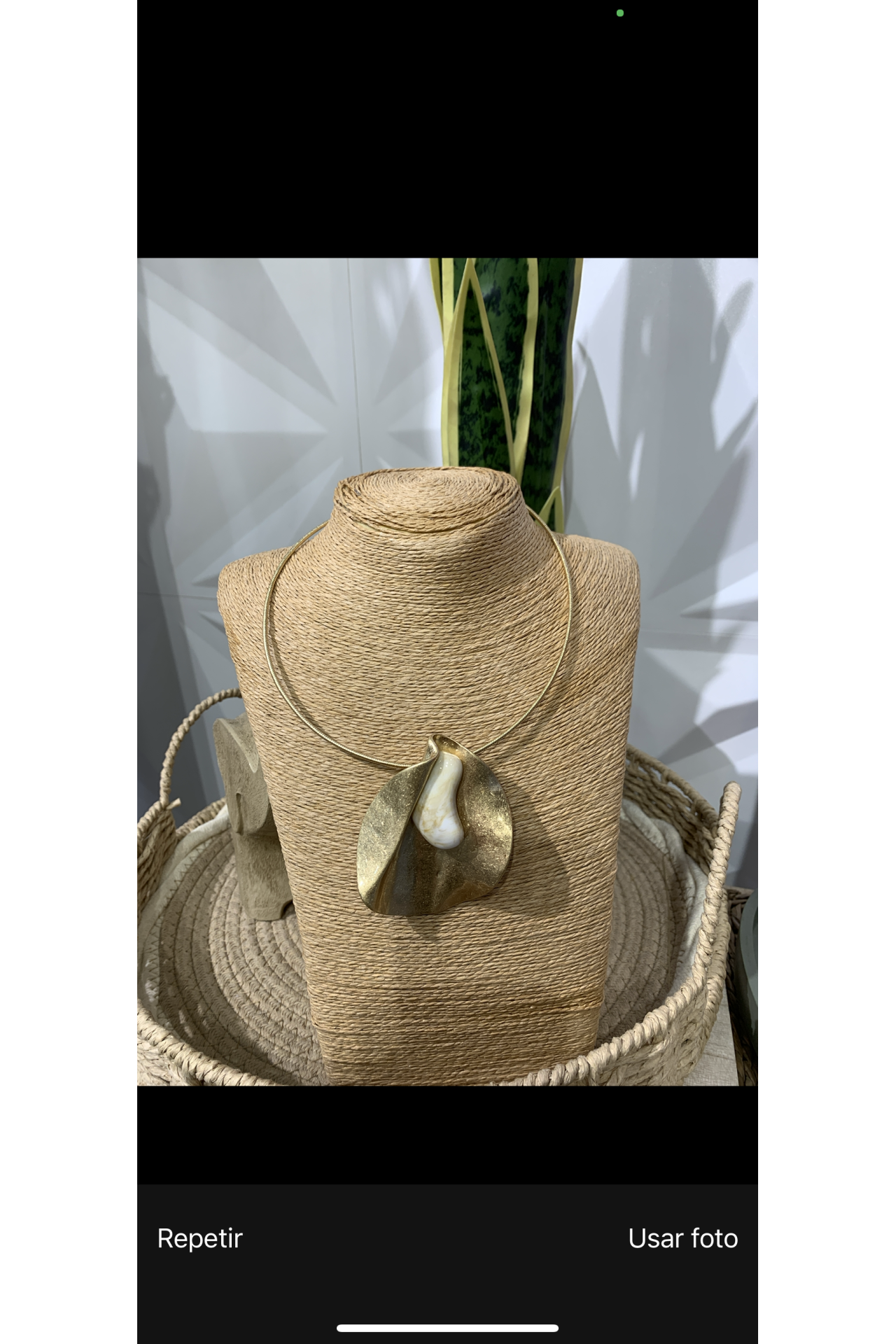 COLLAR RÍGIDO DORADO