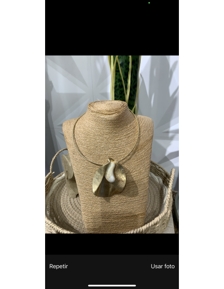 COLLAR RÍGIDO DORADO