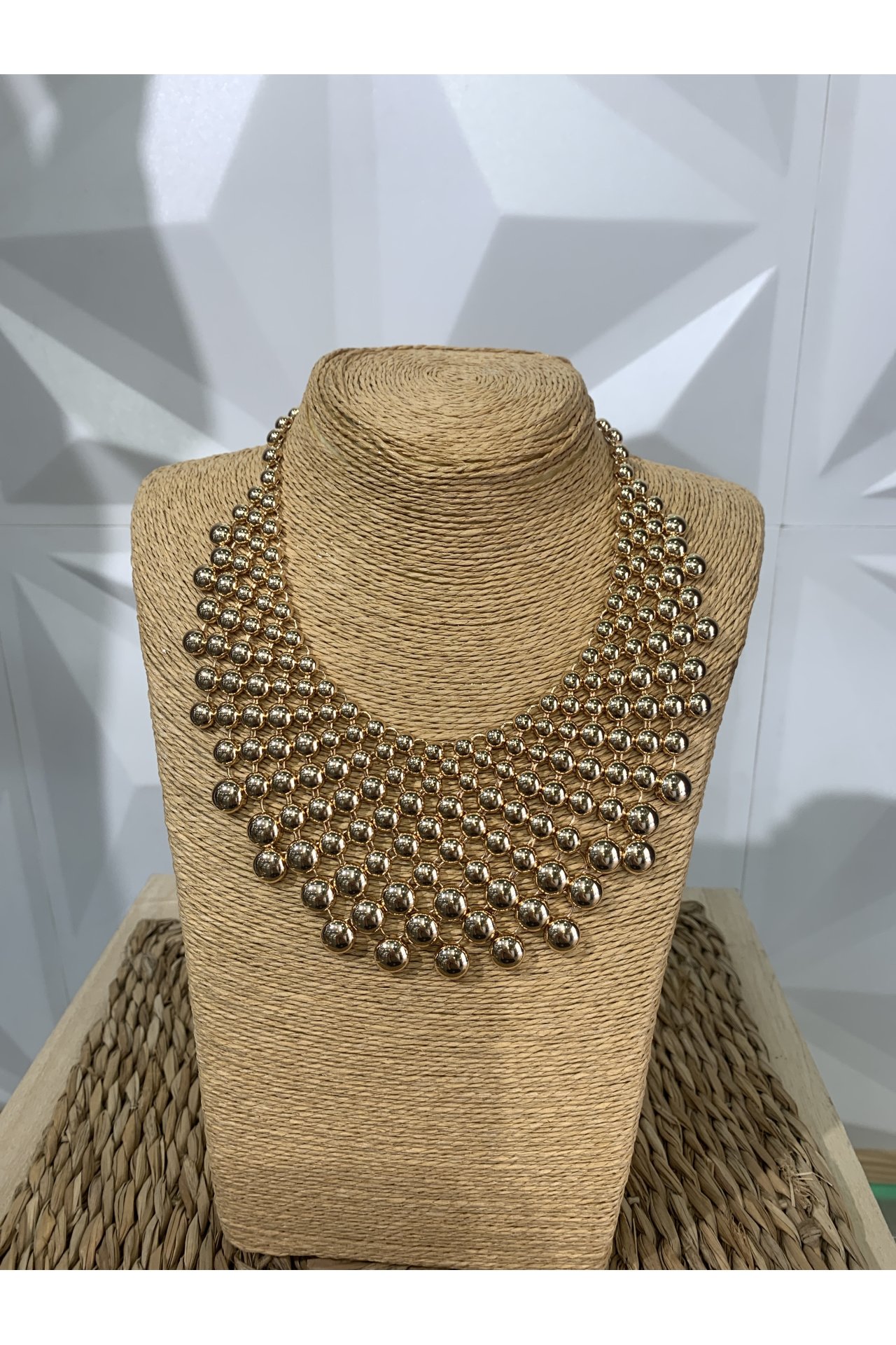 COLLAR TACHUELAS DORADO