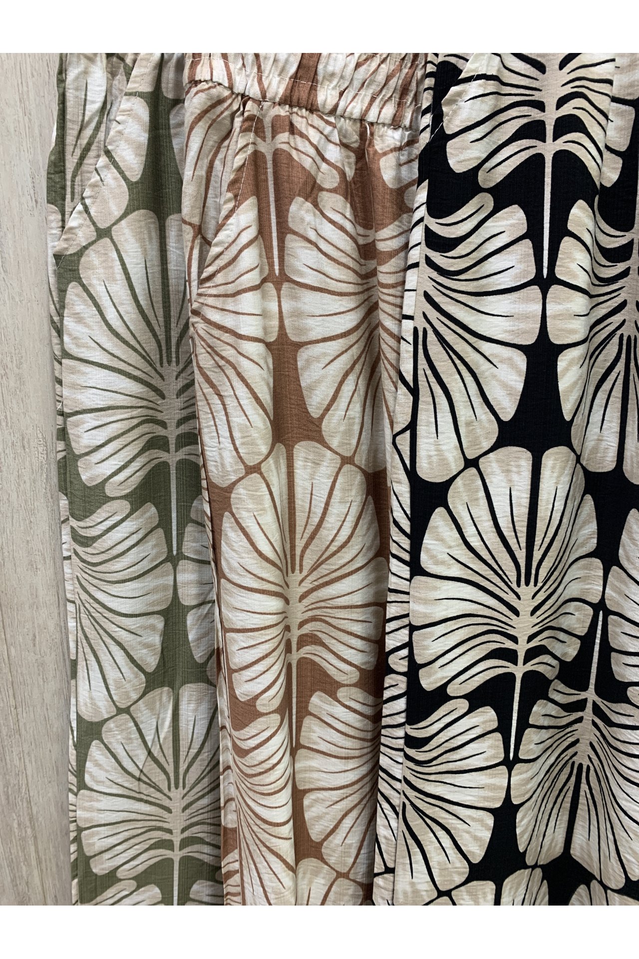 PANTALÓN ANCHO HOJAS