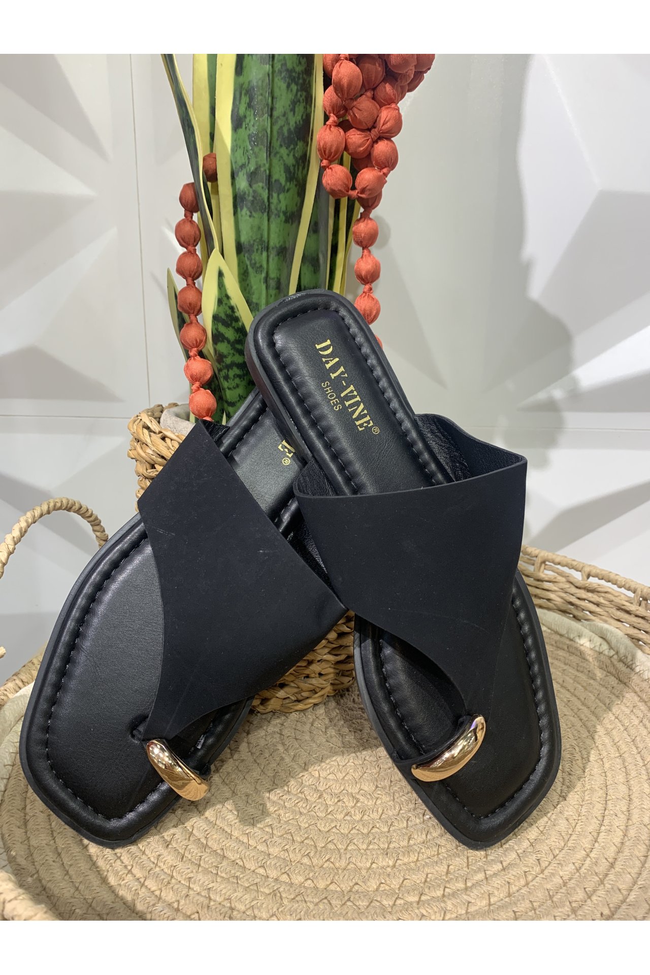 SANDALIAS PLANAS DETALLE METÁLICO