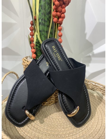 SANDALIAS PLANAS DETALLE METÁLICO