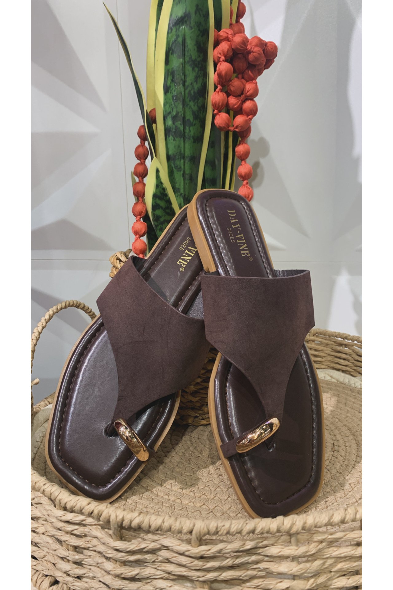 SANDALIAS PLANAS DETALLE METÁLICO