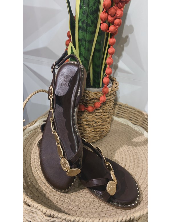 SANDALIA PLANA TACHUELAS MONEDAS