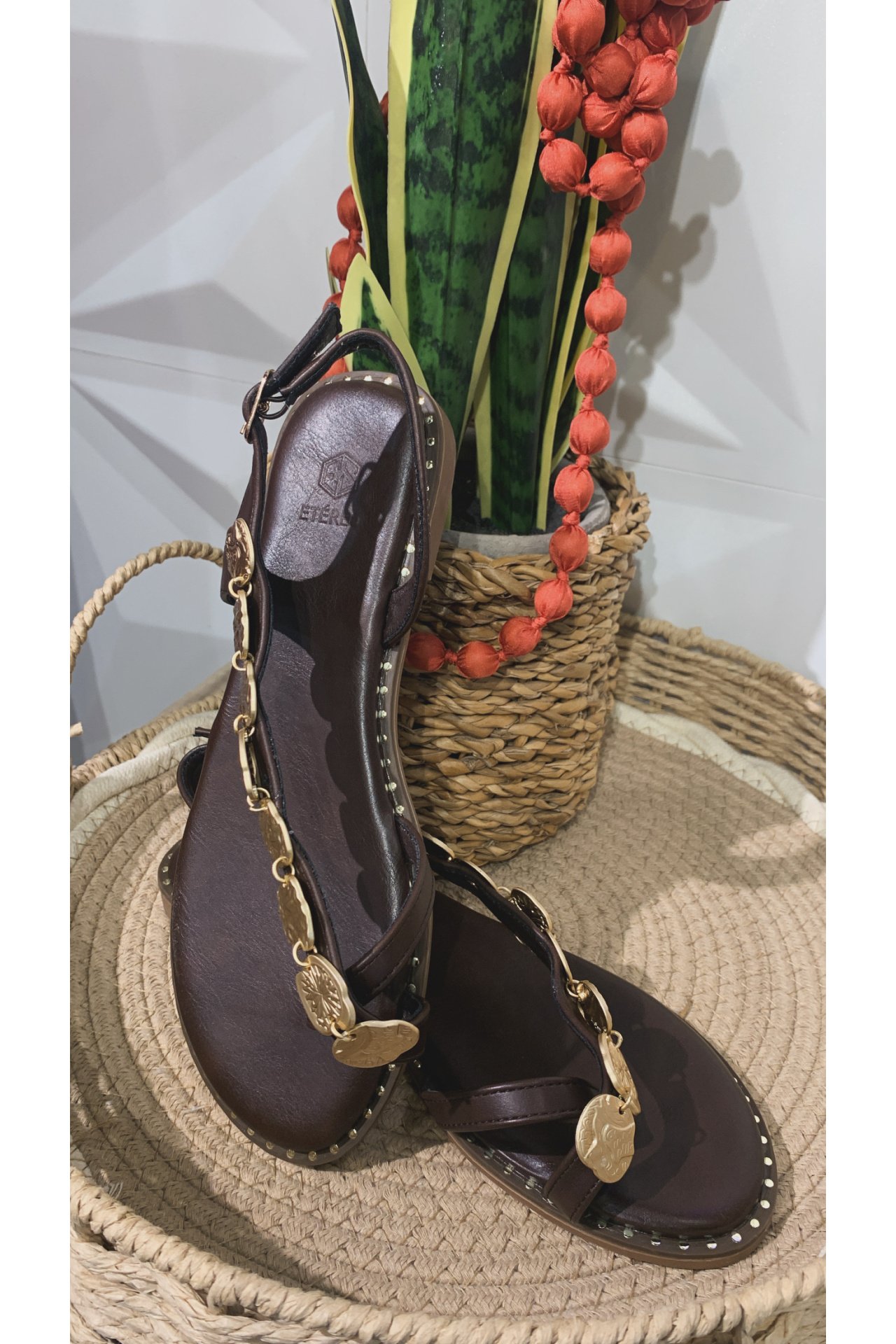 SANDALIA PLANA TACHUELAS MONEDAS